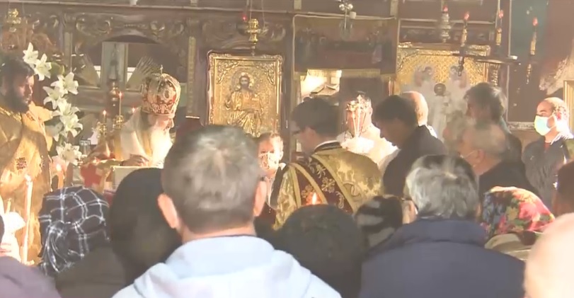 IPS Teodosie insistă să încalce regulile: fără mască la o slujbă în biserică. Poliția îl așteaptă la ieșire