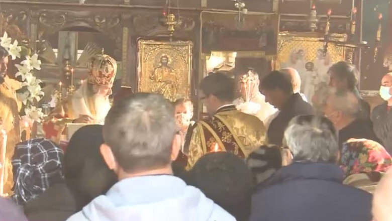 Arhiepiscopul Tomisului, ÎPS Teodosie, a fost surprins fără mască, vineri, în timp ce oficia o slujbă de înmormântare într-o biserică