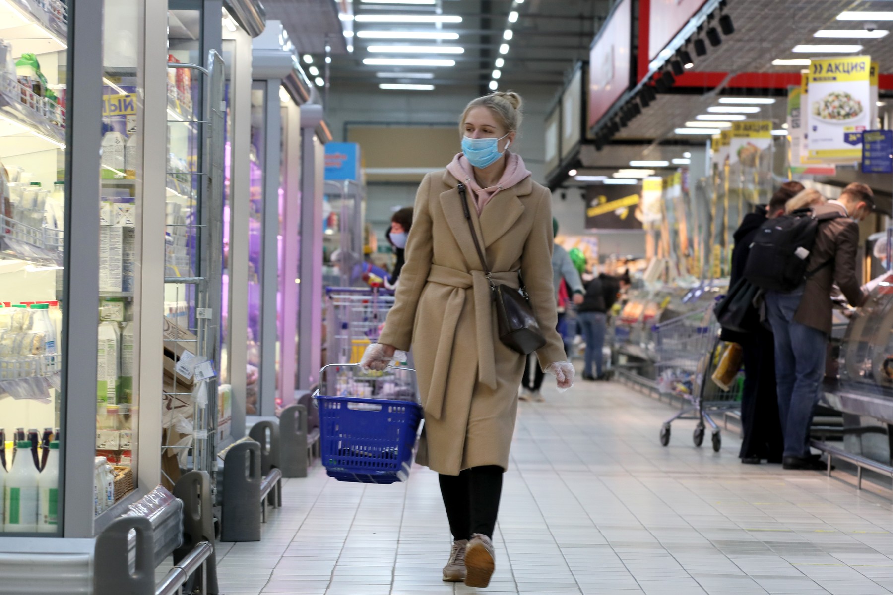 Marea dilemă a coșului de mână în supermarketuri. Se mai folosește sau nu?