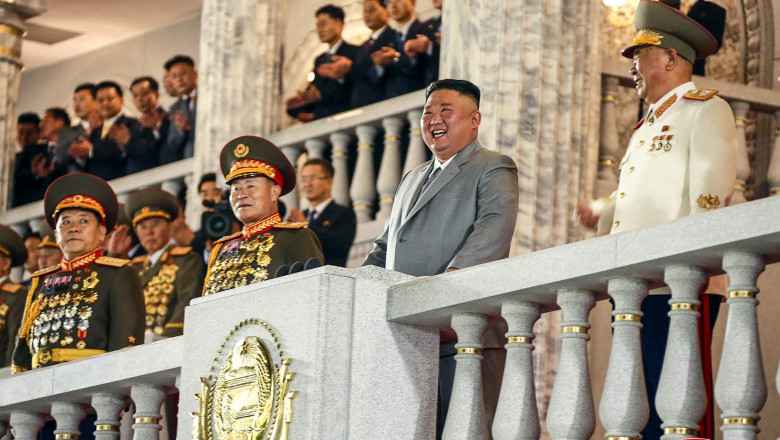 Kim Jong Un, liderul nord-coreean, la tribună, înconjurat de militari