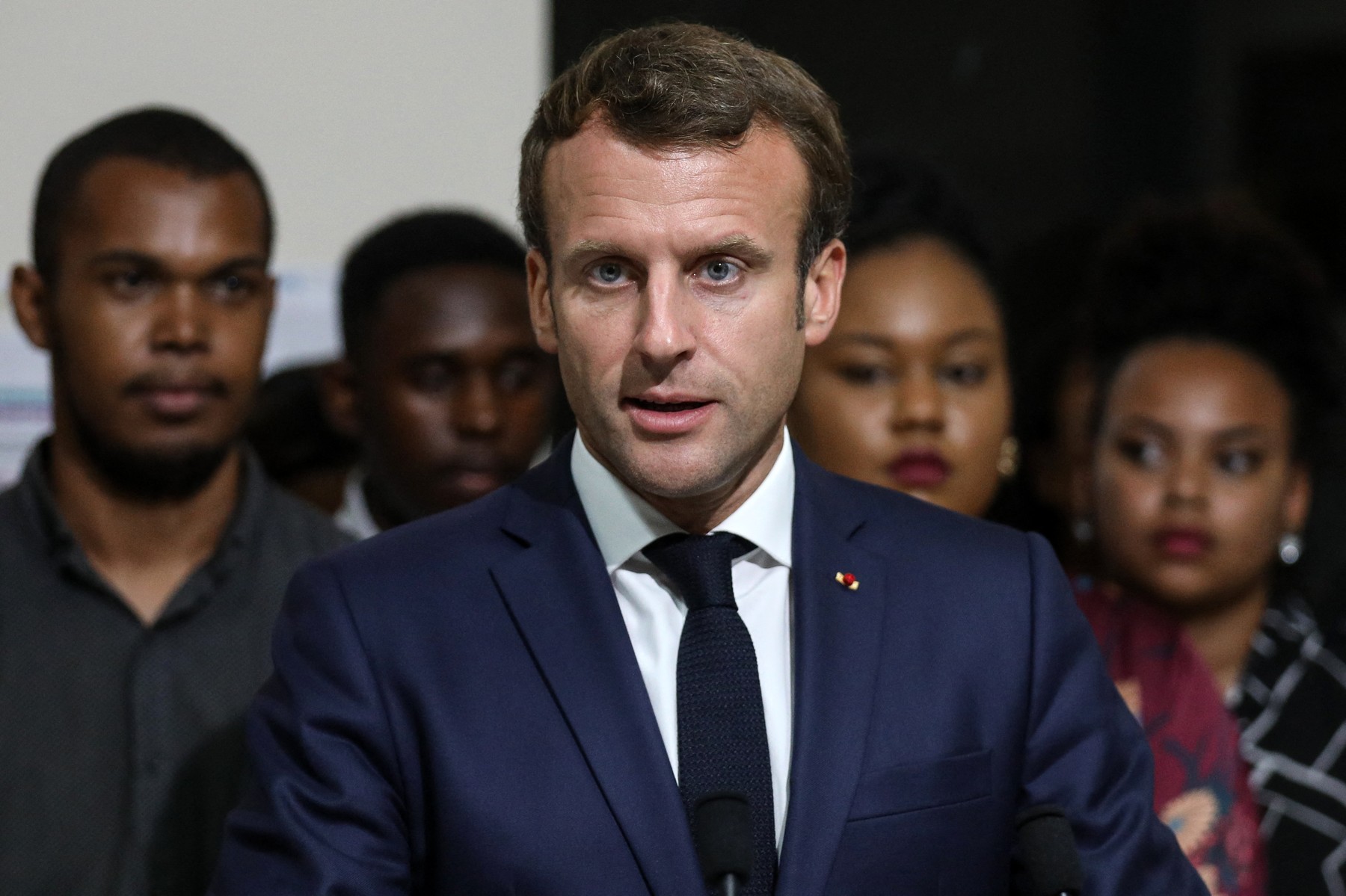 Preşedintele Franței, Emanuel Macron, șocat după ce poliția din Paris a bătut un bărbat de culoare