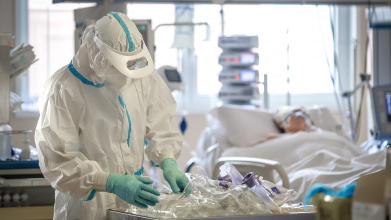 doctor şi pacient bolnav de coronavirus în secţie ATI din Lombardia, Italia