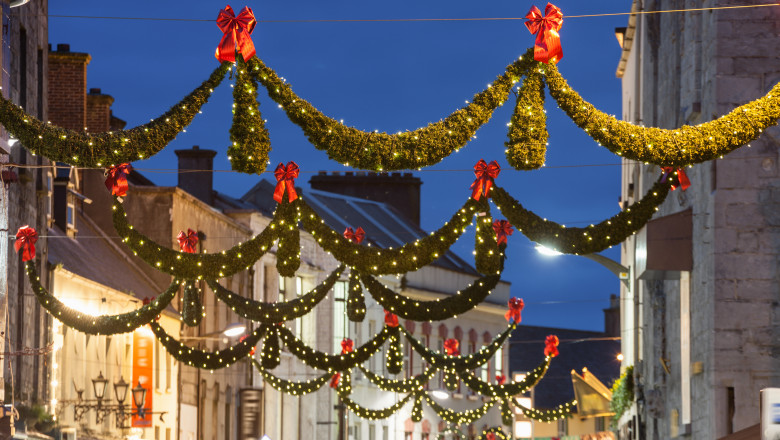 decoratiuni de craciun pe strada comerciala din Galway, irlanda