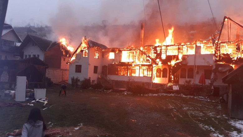 Un incendiu a cuprins trei pensiuni din Moeciu de Sus, jud. Brașov