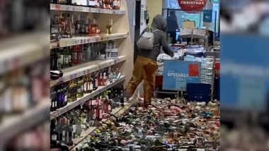 O femeie a spart peste 500 de sticle cu alcool într-un magazin din Marea Britanie, într-un aparent acces de furie