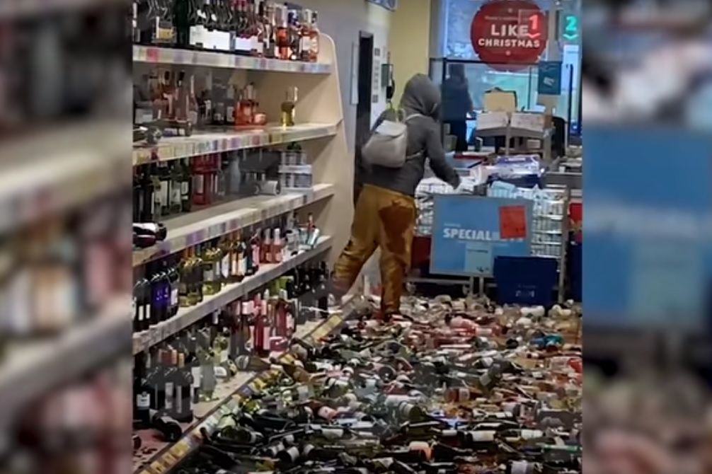 VIDEO. Acces de furie în magazin: O femeie a spart peste 500 de sticle de alcool