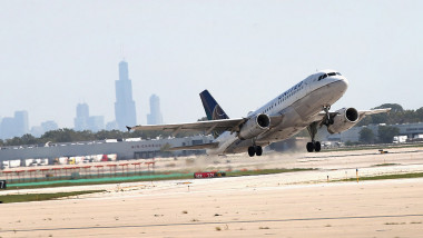 Avion al United Airlines decolează de pe aeroportul Chicago's O'Hare