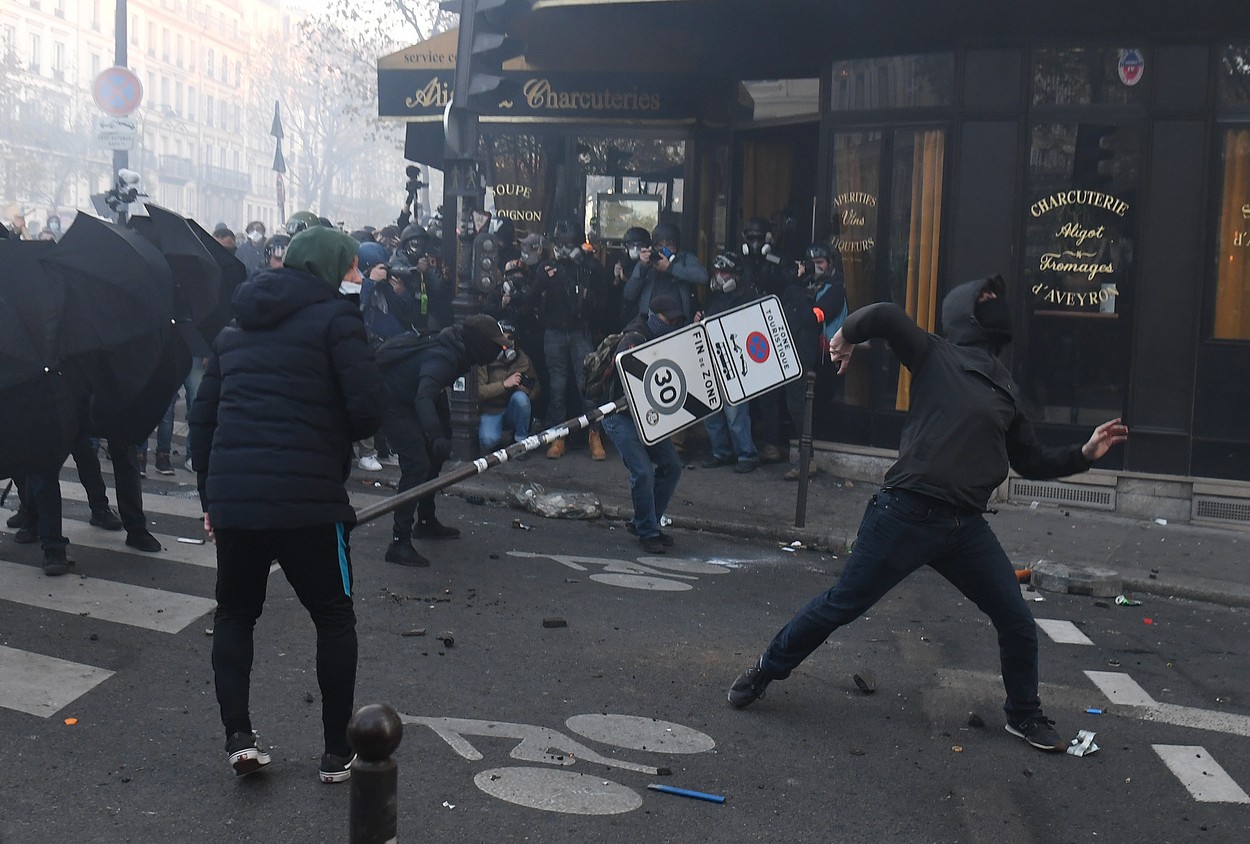 Incidente violente la Paris. Protestatarii au incendiat mașini, forțele de ordine ripostează cu gaze lacrimogene