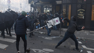 Proteste violente la Paris față de brutalitatea poliției