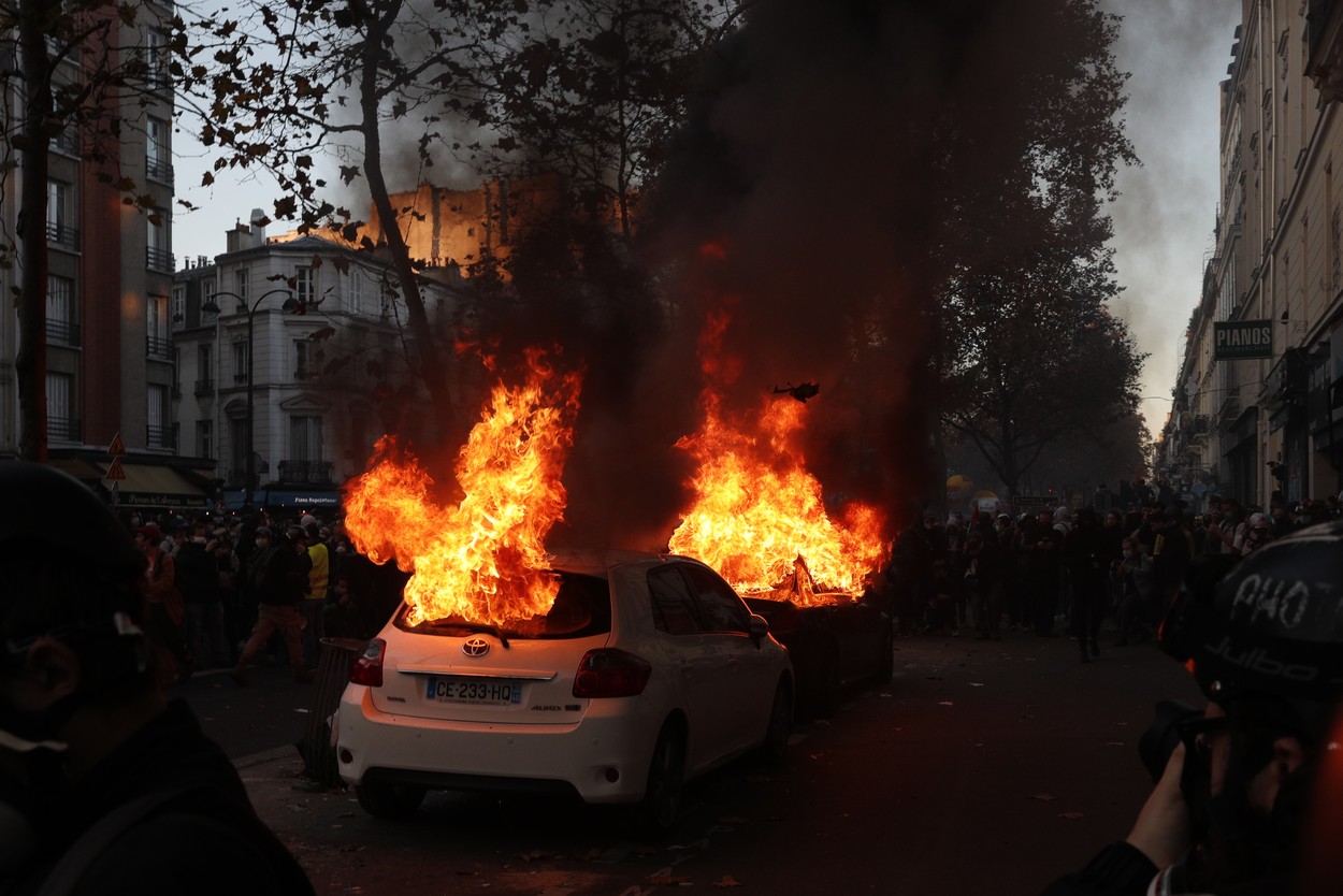 Proteste în Franța împotriva poliției, după ce un bărbat de culoare a fost bătut. Zeci de persoane arestate