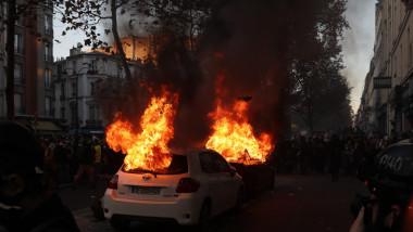 Mașini incendiate la Paris în timpul protestelor față de violența poliției și față de noua lege în materie de securitate
