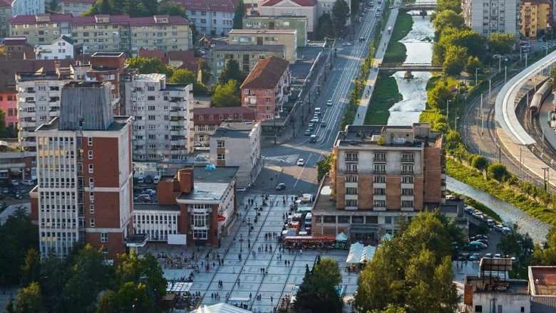 imagine aeriană cu municipiul Reşiţa