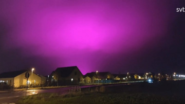 Cerul luminat în violet deasupra orașului Trelleborg din Suedia