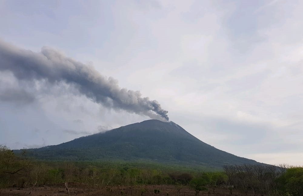 Vulcanul Lewotolo din Indonezia a erupt. Aeroportul local, închis