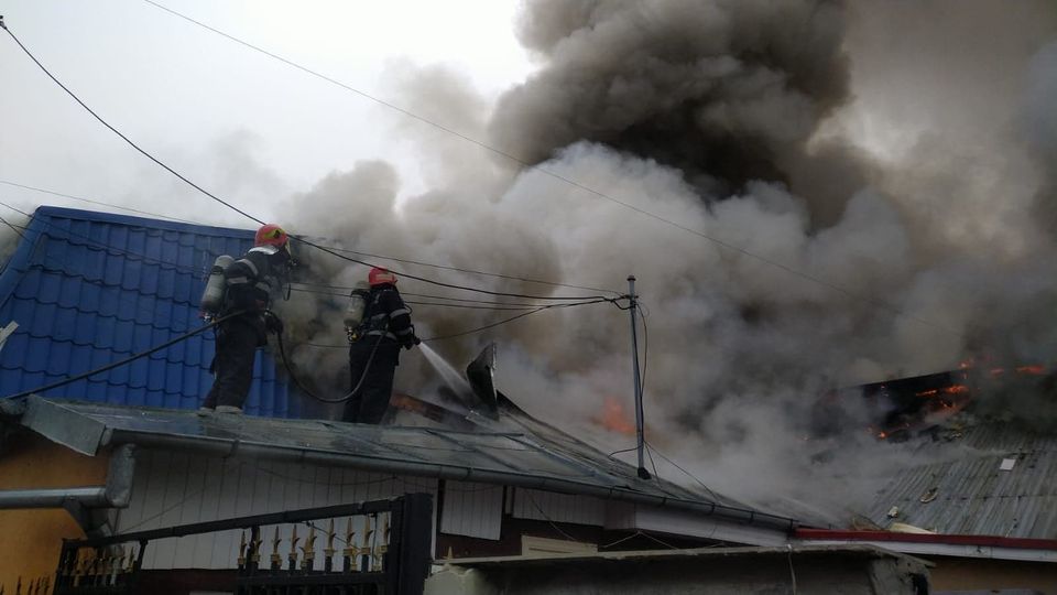 FOTO | Patru case și anexele lor au luat foc în București. Intervenție masivă a pompierilor