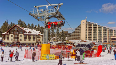 Oameni schiază pe pârtie de schi, folosesc telescaunul în staţiunea de schi în Boroveţ, Bulgaria