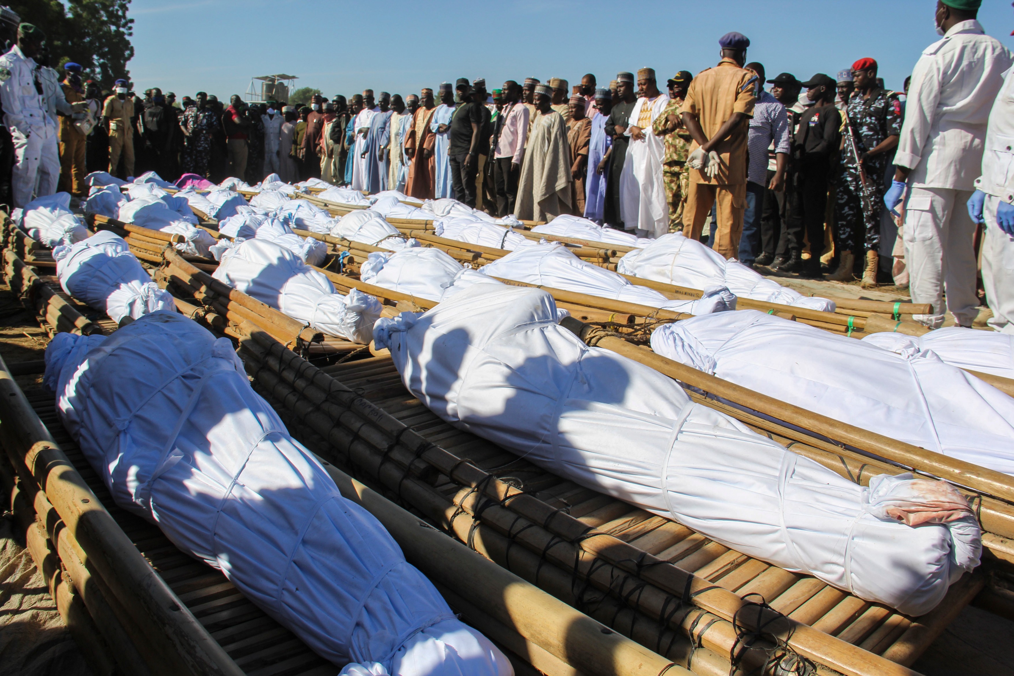 Cel puţin 110 civili ucişi cu sânge rece într-un atentat în Nigeria. 43 de victime au gâtul tăiat