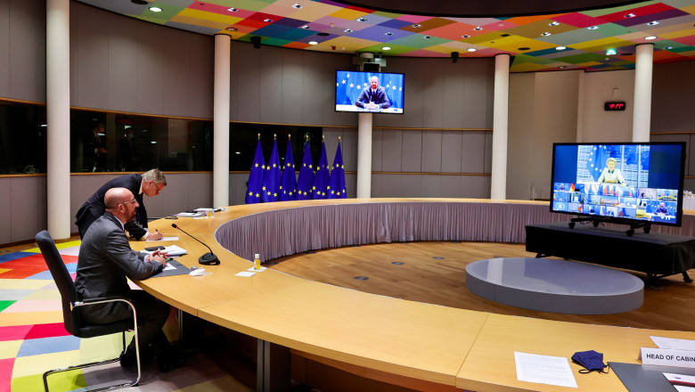 Charles Michel, singur la masa rotunda a consiliului european, vorbeste prin teleconferinta cu ursula von der leyen