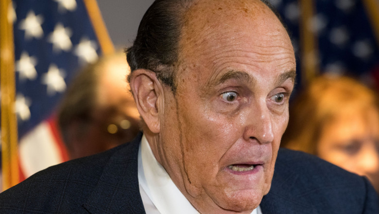 Rudy Giuliani cu dare de vopsea de par curgand pe fata