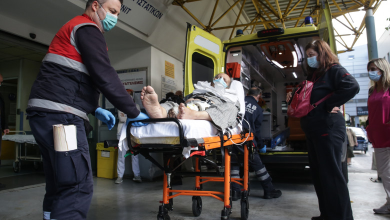 bolnav de covid-19 din grecia este transportat cu ambulanta