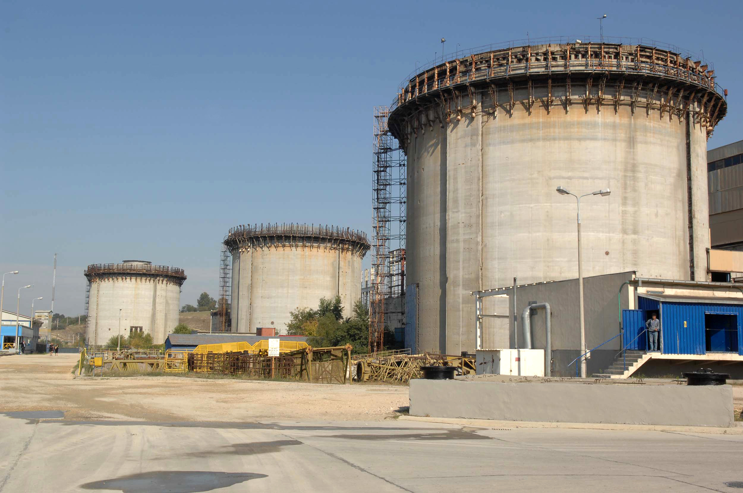 Defectiune la un recipient de clor, pe platforma centralei nucleare de la Cernavoda. Un muncitor a fost dus la spital