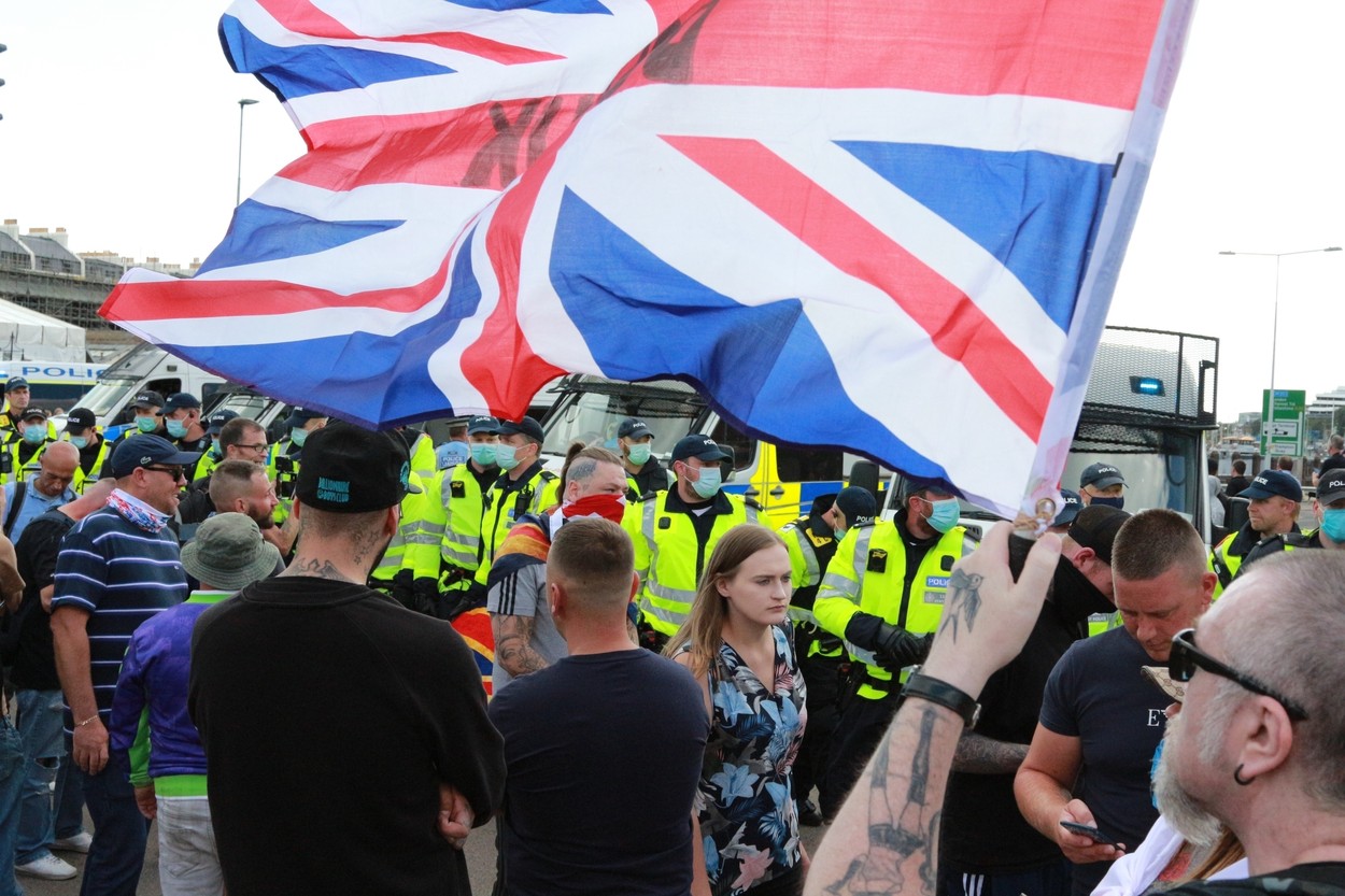 Proiect în Marea Britanie: bijuteriile solicitanților de azil ar putea fi confiscate pentru a acoperi costurile procesării documentelor