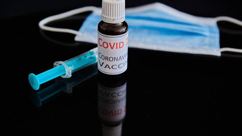 seringa si fiola de vaccin anti covid