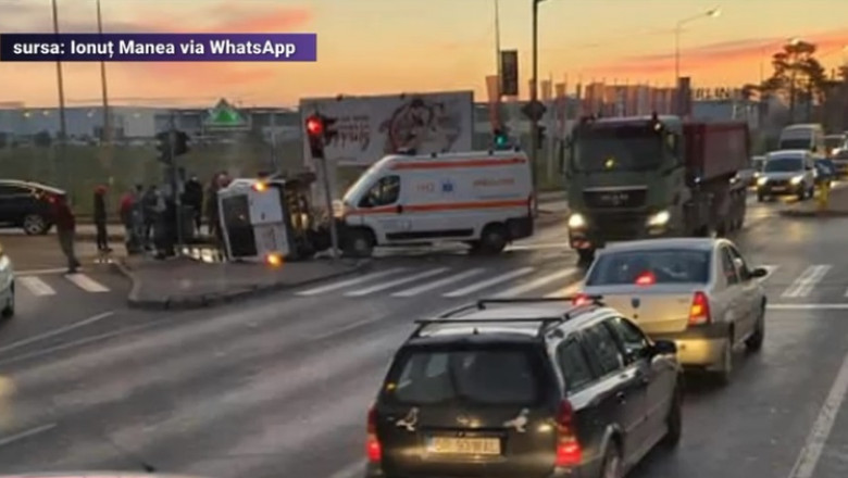 Grav accident între un microbuz și o ambulanță în care era transportat un pacient Covid