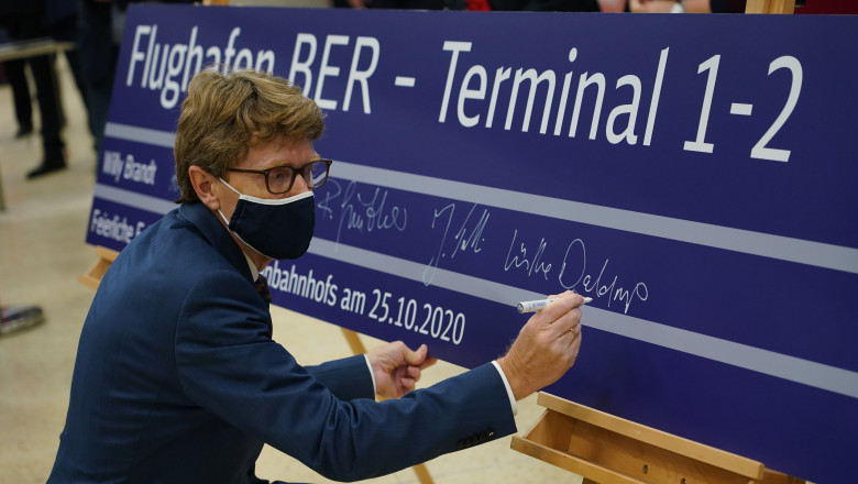 Engelbert Luetke Daldrup, directorul aeroportului din Berlin, scrie pe un panou cu creta