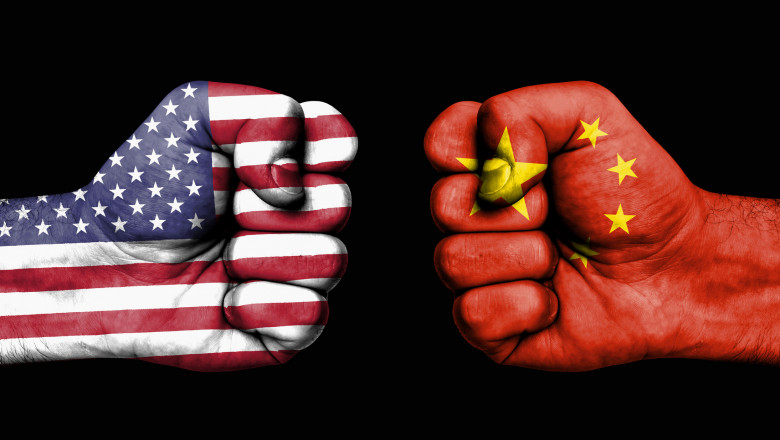 Doi pumni vopsiţi în culorile steagurilor SUA şi China sugerează războiul comercial şi confictul dintre SUA şi China