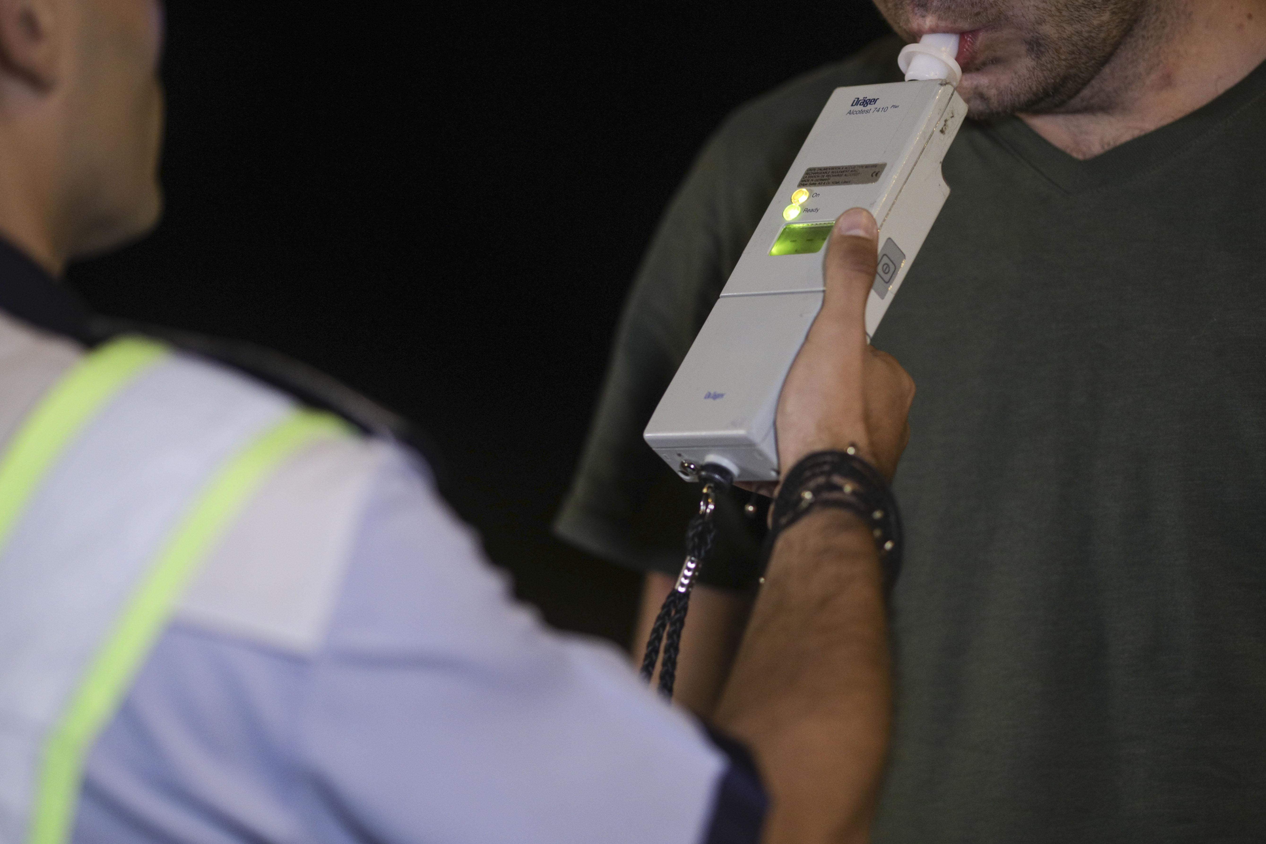 Dialog intre un politist si un sofer: „Vinul rosu face bine la circulatie. Chiar nu stiti?”