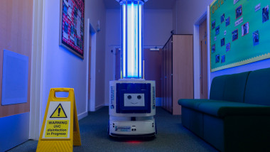 robot de dezinfectare cu lumină ultravioletă pentru combaterea COVID-19