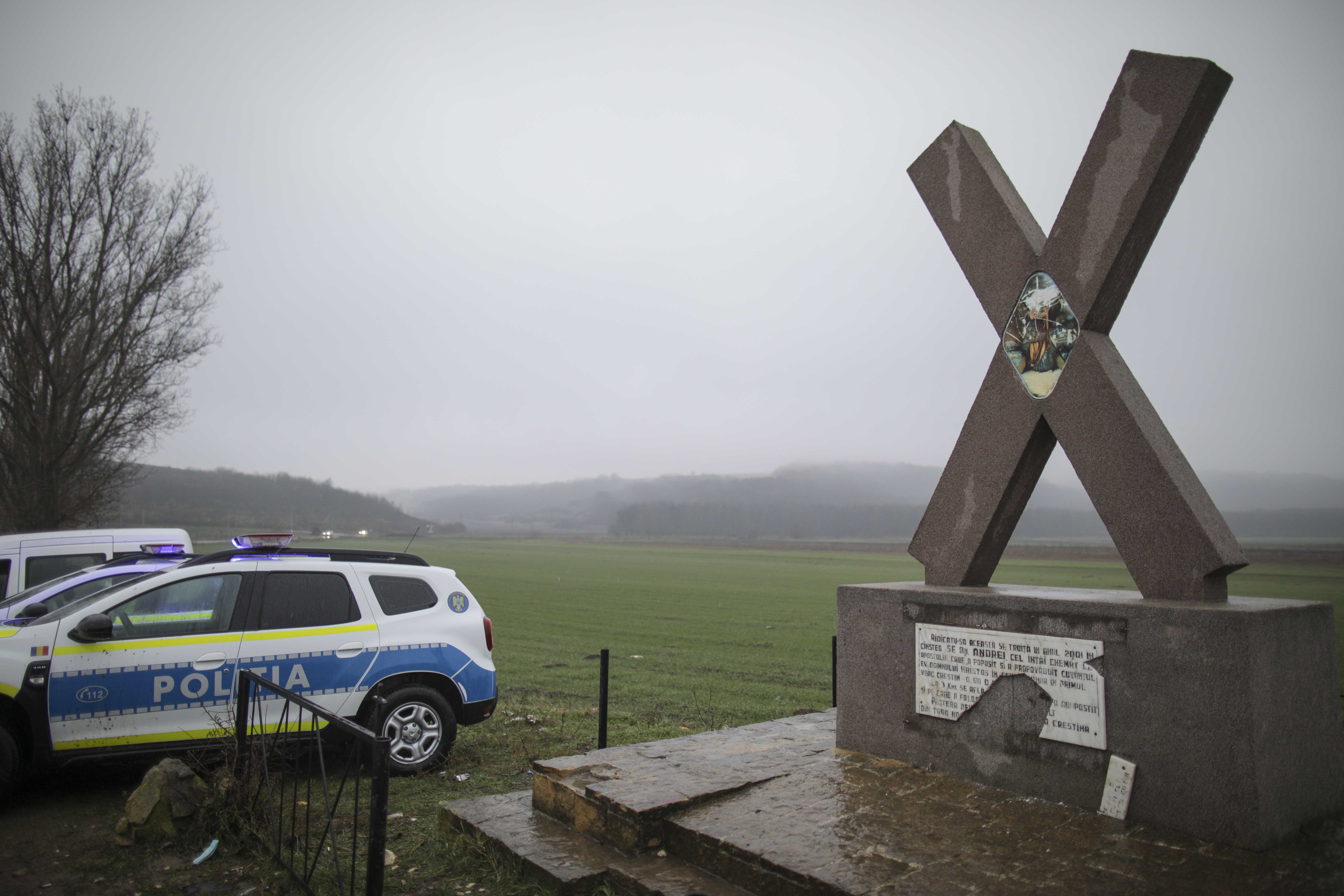 Filtre de poliție pe drumul spre peștera Sfântului Andrei. Polițiștii îi amenință pe șoferi cu amenda dacă participă la pelerinaj