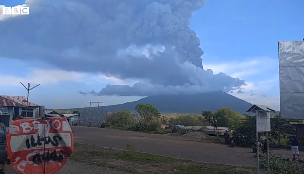 VIDEO. Mii de oameni fug de gazele toxice care otrăvesc aerul după erupția unui vulcan indonezian
