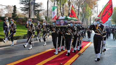 soldati iranieni in uniforme de gala poarta sicriul cu seful programmului nuclear asasinat vineri