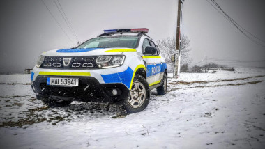 Mașină de poliție în zăpadă