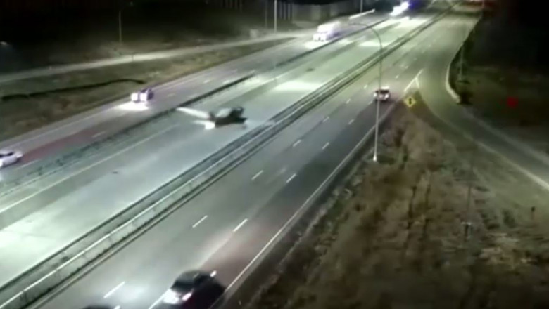 un avion aterizeaza de urgenta pe o autostrada din sua