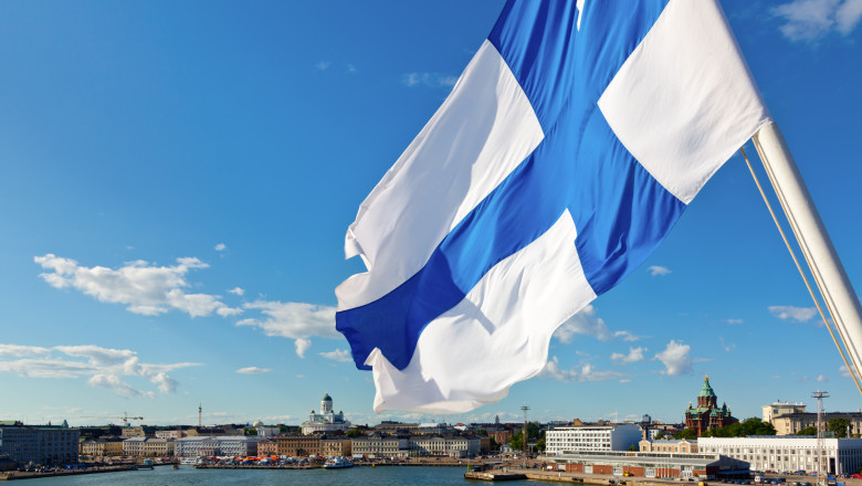 steag al finlandei care flutura pe fondul unei imagini panoramice a orasului helsinki