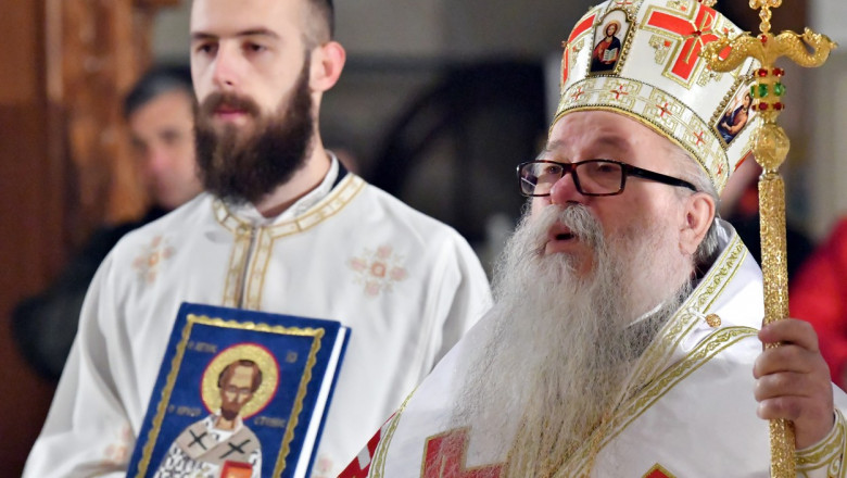 Arhiepiscopul Hrizostom Jevic oficiind o slujba