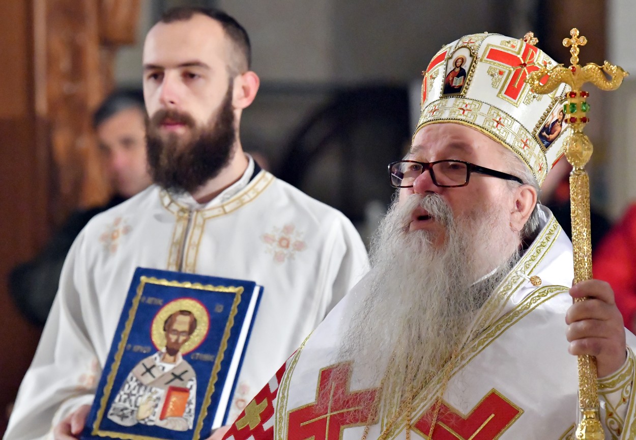 Liderul interimar al Bisericii Ortodoxe Sârbe a făcut și el COVID, după ce a condus funeraliile fostului patriarh