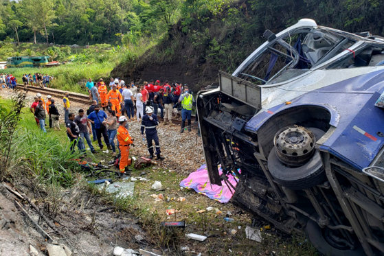 Accident grav, cu cel puțin 14 morți, după ce un autobuz s-a prăbușit sub un viaduct în Brazilia