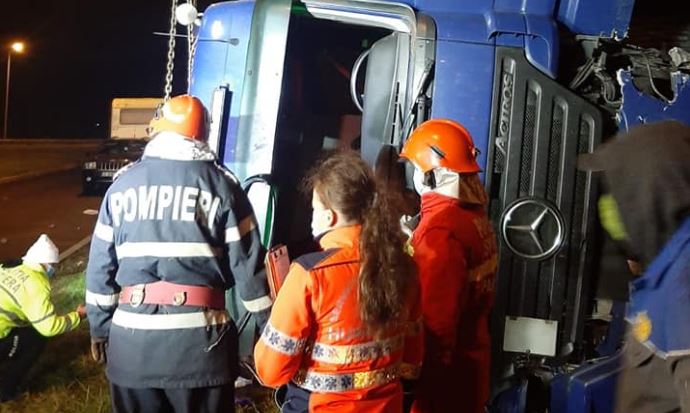 FOTO | Accident grav pe A1: Un șofer de TIR a murit strivit în cabină