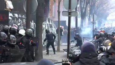 fortele de ordine franceze se luptă cu protestatarii
