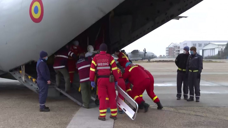 pacienti arsi transportati cu o aeronava spartan