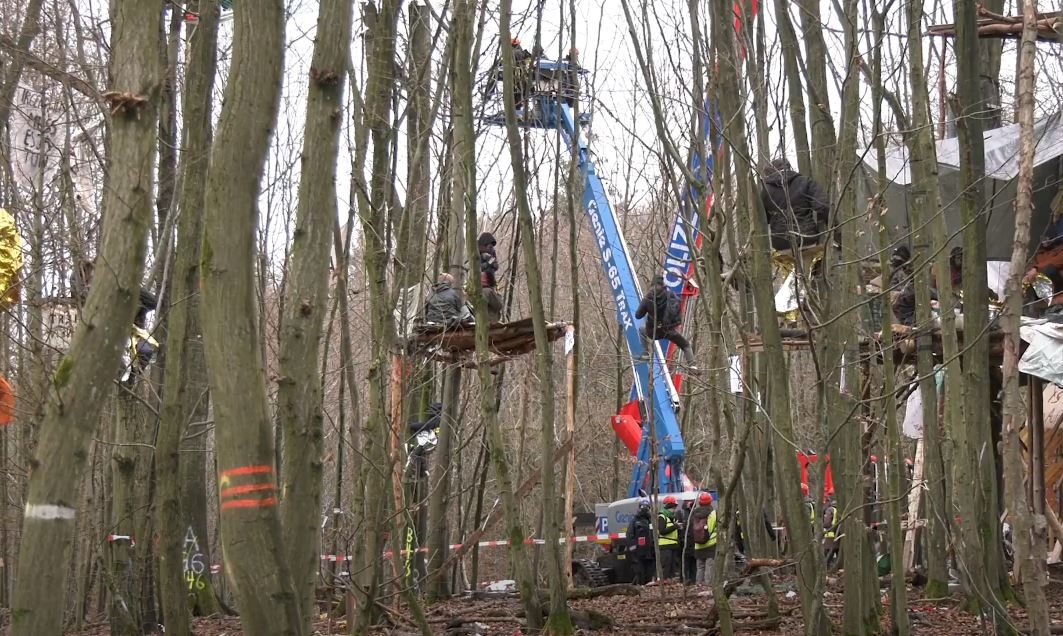 Germania: Poliţia a folosit tunuri de apă împotriva ecologiștilor care se opun tăierii unei păduri pentru a face loc noii autostrăzi