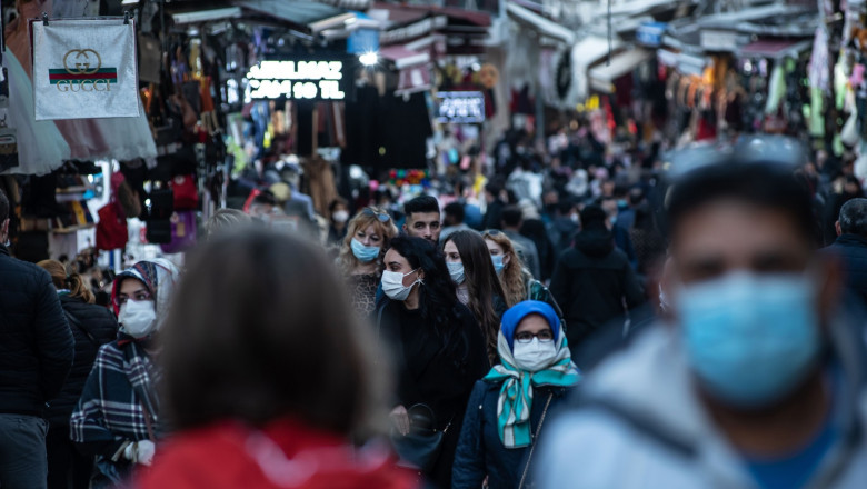 oameni cu masca, pe strada, in turcia