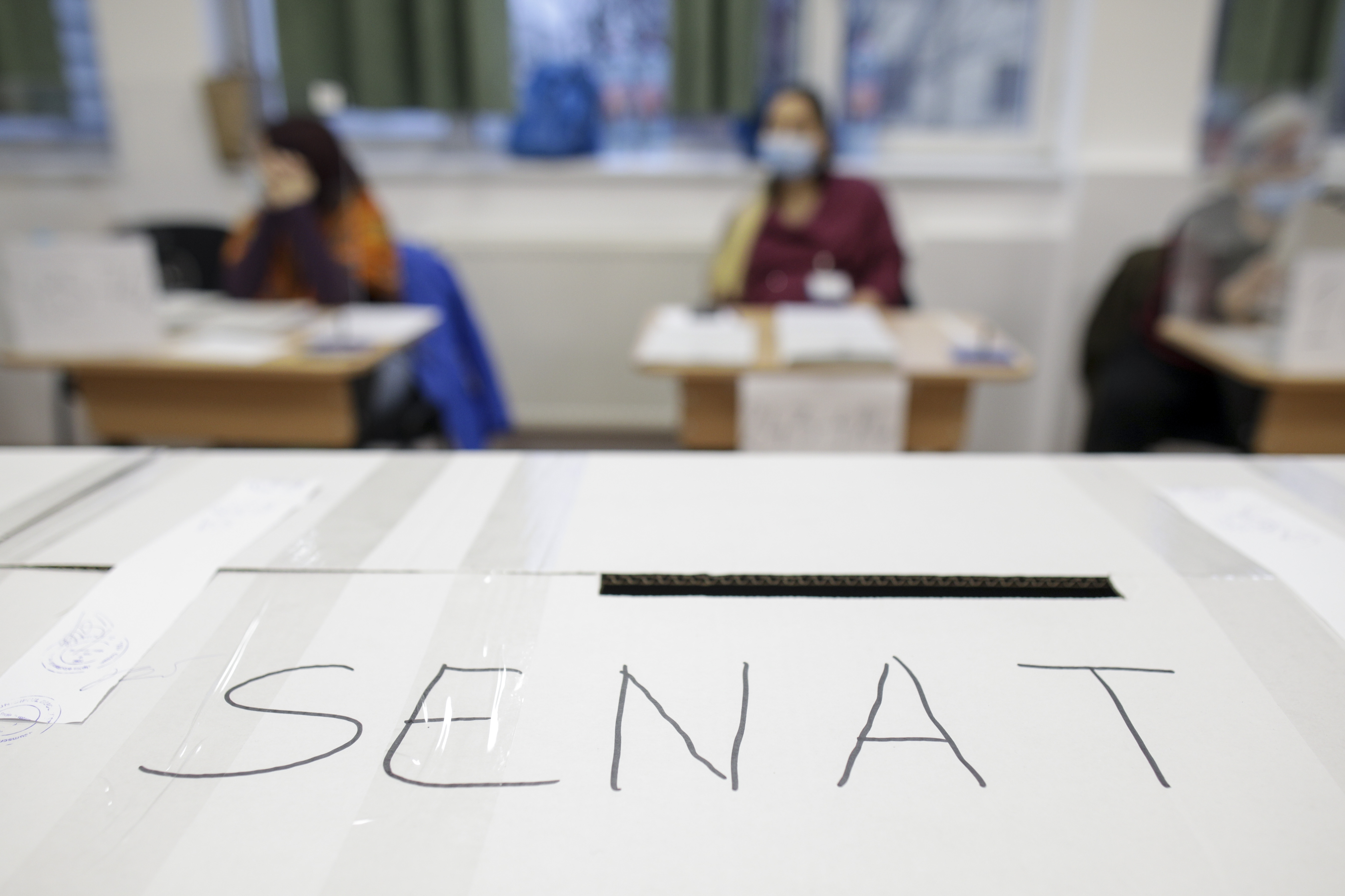 Incidente la alegerile parlamentare. O femeie nu a fost lăsată să voteze în Cluj pentru că membrii secției erau în pauză de masă