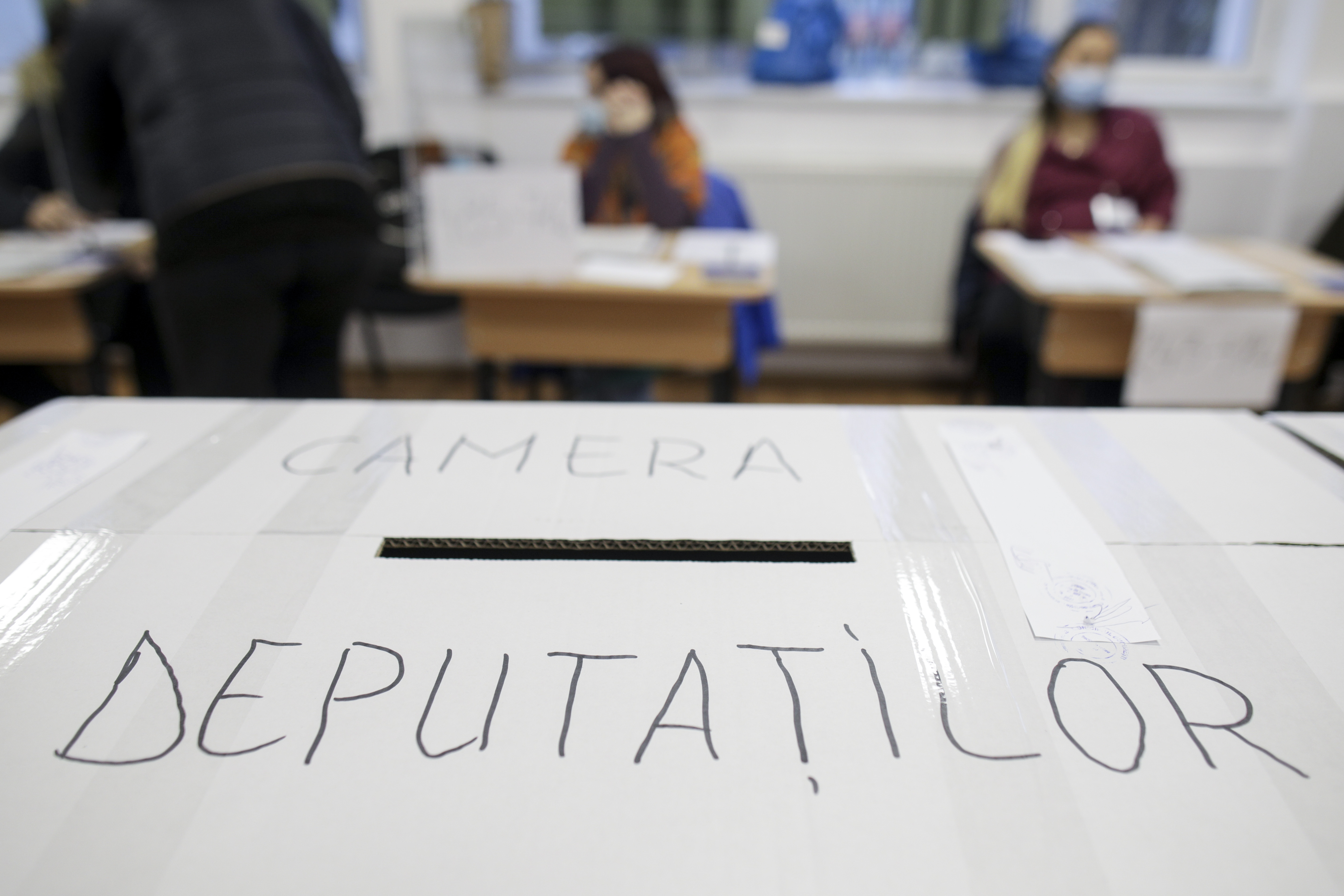Incidente la vot. Un bărbat din Vâlcea a făcut scandal după ce a venit la vot fără mască