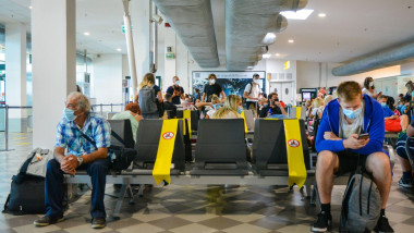 oameni care asteapta in aeroport