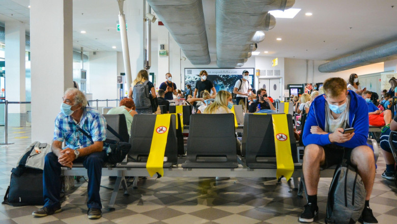 oameni care asteapta in aeroport